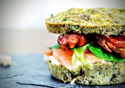 burger mit räucherlachs und getrockneten tomaten