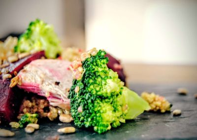 Quinoa Salat mit Roter Beete und Brokkoli