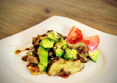 low carb pfanne mit avocado und rindfleisch