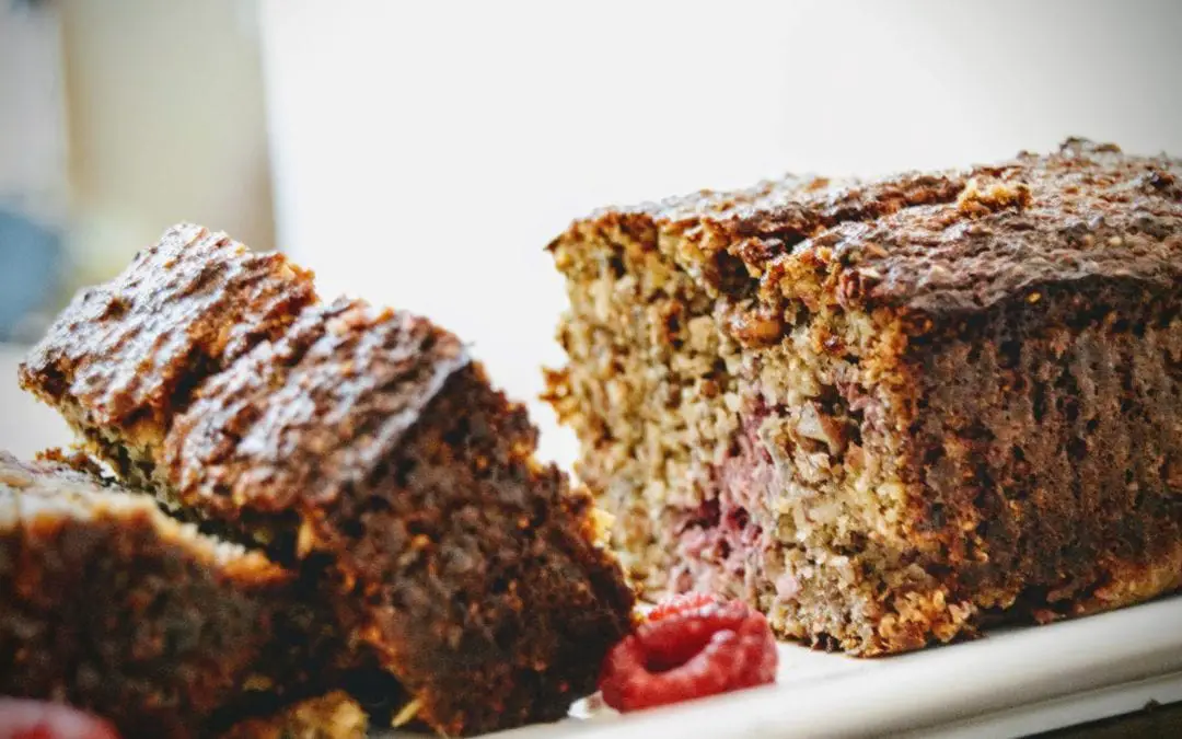 Bananenbrot mit Himbeeren