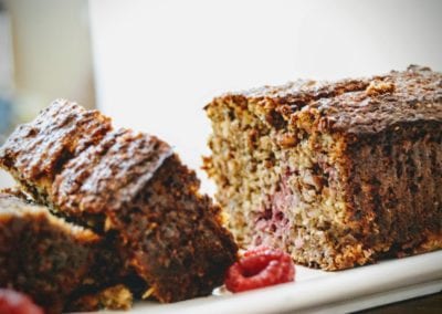 Bananenbrot mit Himbeeren