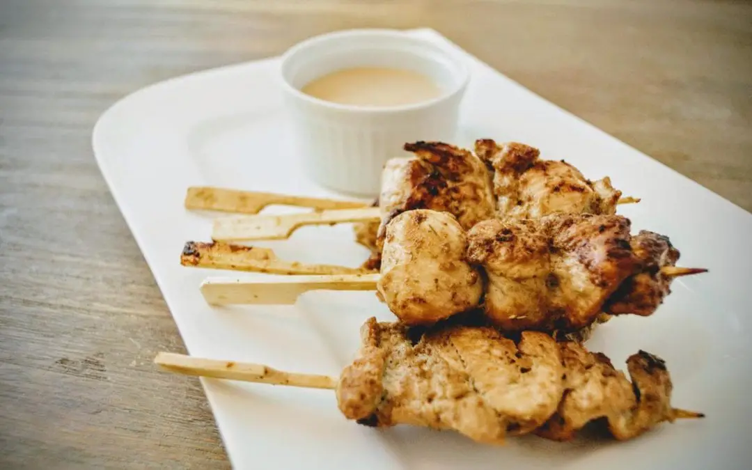 Hähnchen mariniert mit Erdnusssauce