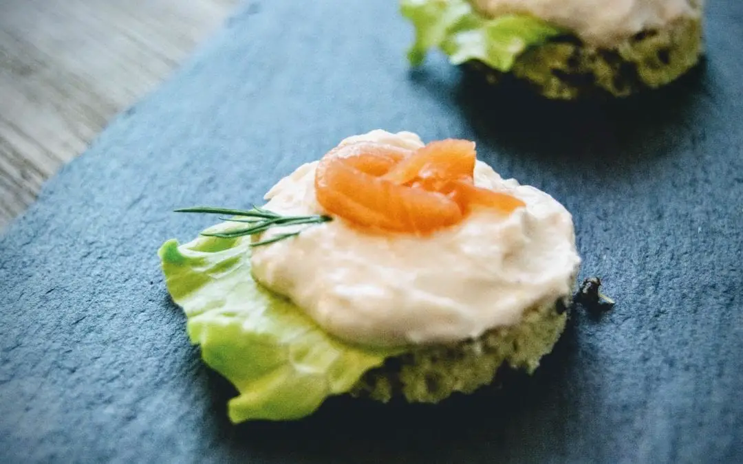Canapes Lachs: Low Carb Weißbrot mit Lachscreme