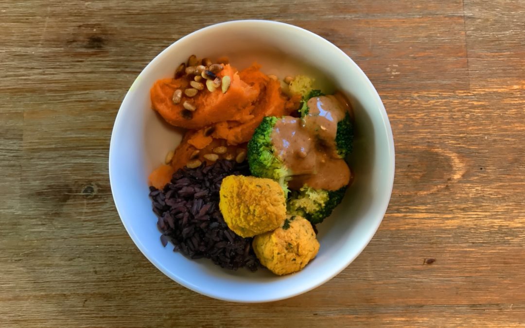 Buddha Bowl Rezept – Brokkoli & Süßkartoffel Falafel