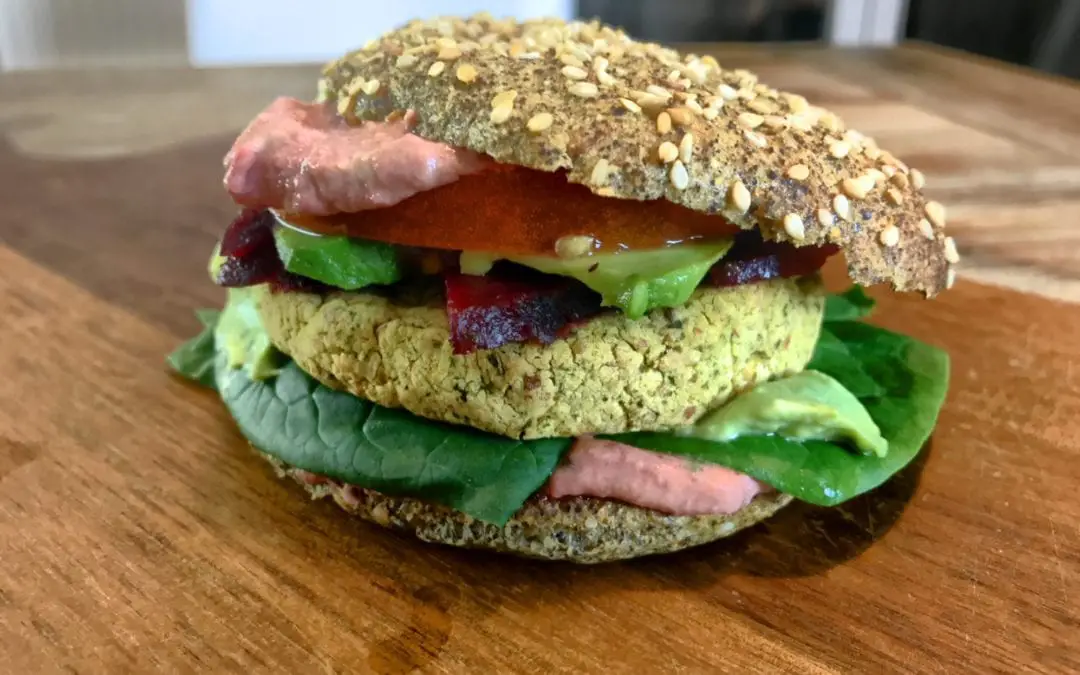 vegetarischer burger mit low carb bun