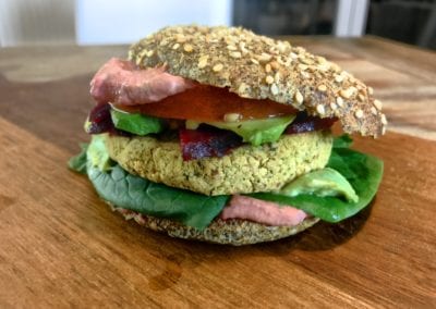 vegetarischer burger mit low carb bun