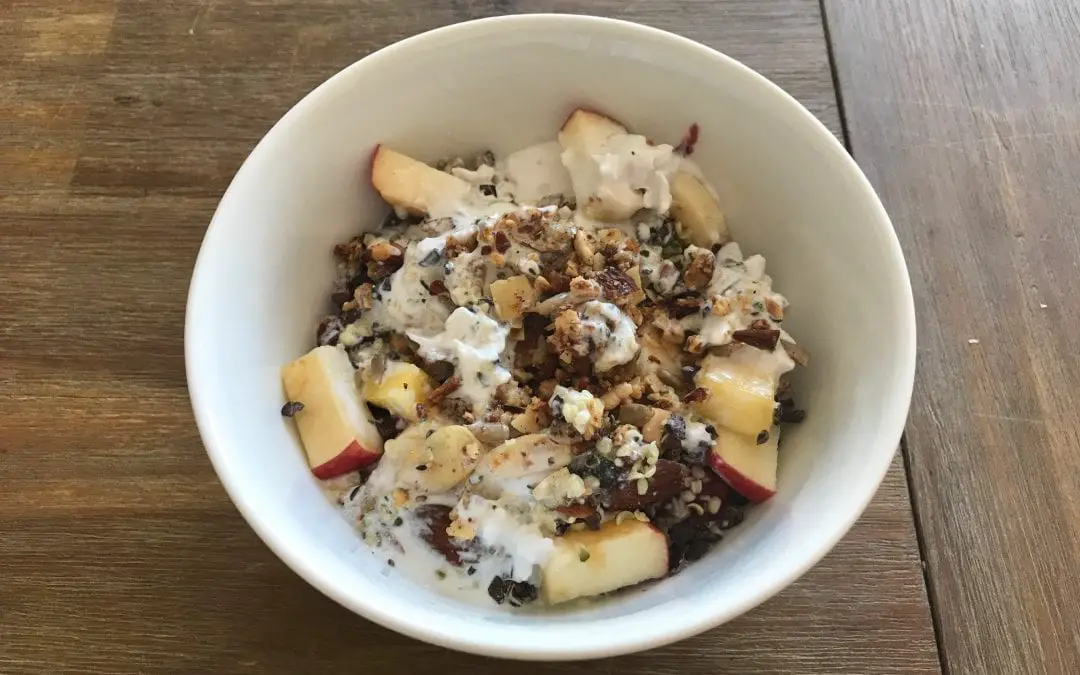 Müsli mit Kokosmilch und Früchten