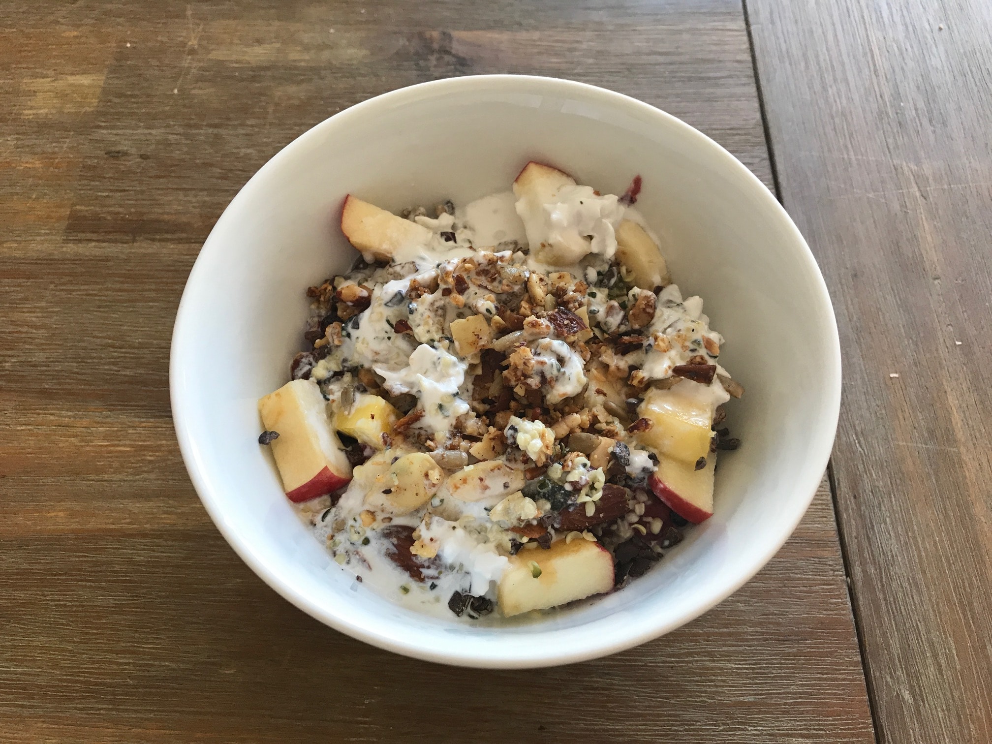 Müsli mit Kokosmilch und Früchten