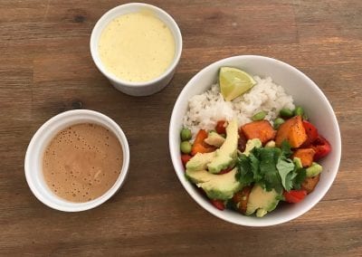 Süßkartoffel Bowl mit Reis und Dressing