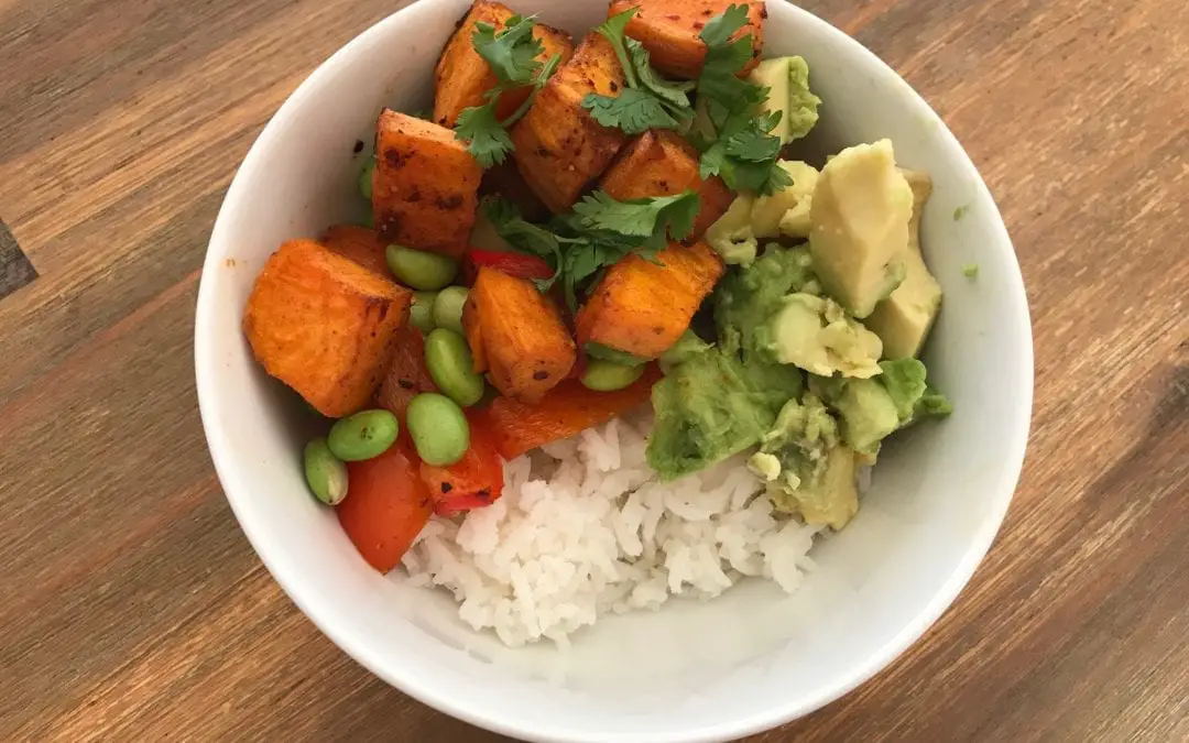 Süßkartoffel Bowl mit Avocado