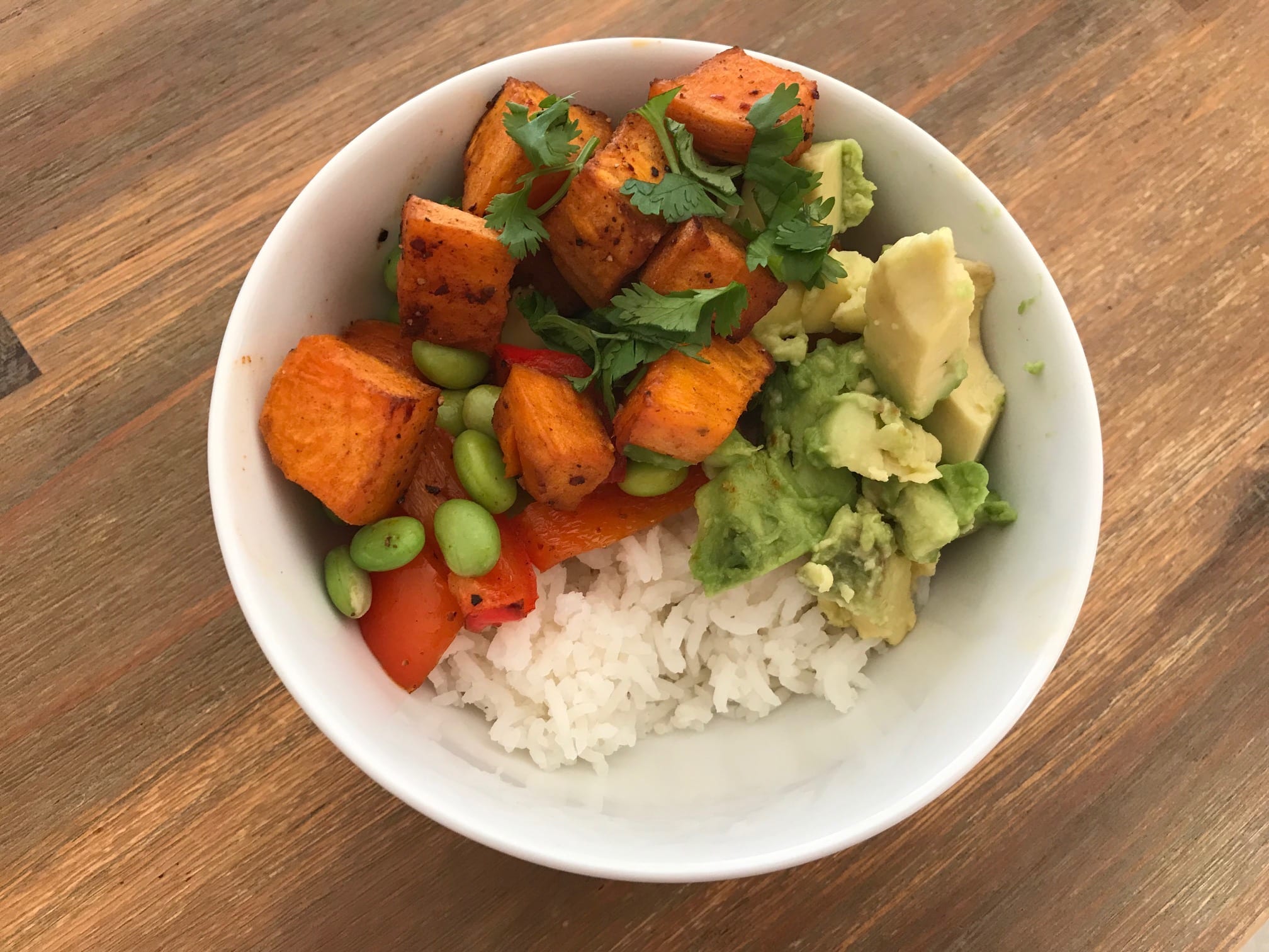 Süßkartoffel Bowl mit Avocado