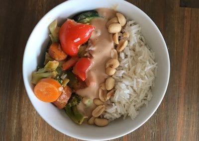 Reis Bowl mit Gemüse und Erdnusssauce
