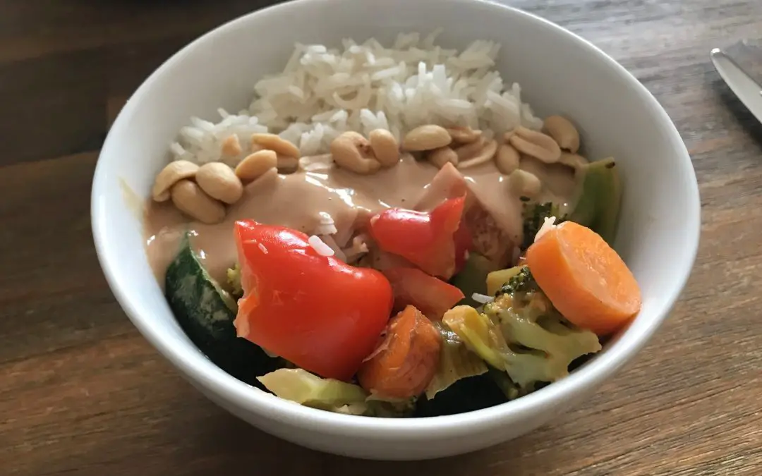 Gemüse Bowl mit Erdnusssauce