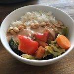 Gemüse Bowl Rezept mit Erdnusssauce