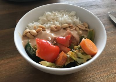 Gemüse Bowl Rezept mit Erdnusssauce