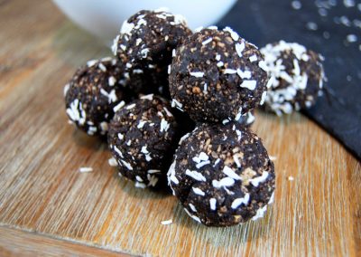 Bliss Balls mit gesalzenen Erdnüssen